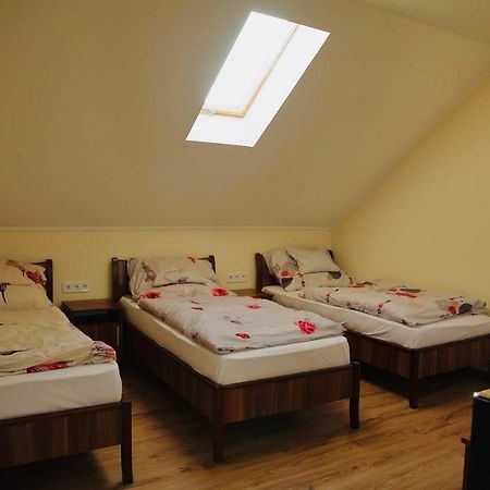 Viktor Vendeghaz Es Apartmanhaz Baktaloranthaza Dış mekan fotoğraf