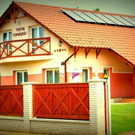 Viktor Vendeghaz Es Apartmanhaz Baktaloranthaza Dış mekan fotoğraf