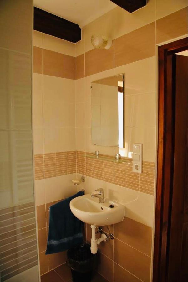 Viktor Vendeghaz Es Apartmanhaz Baktaloranthaza Dış mekan fotoğraf