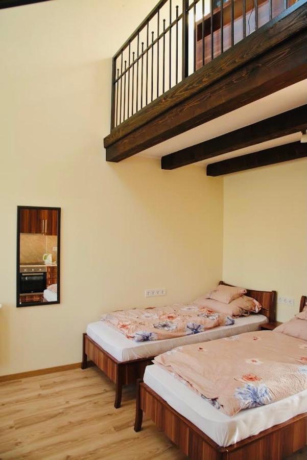 Viktor Vendeghaz Es Apartmanhaz Baktaloranthaza Dış mekan fotoğraf