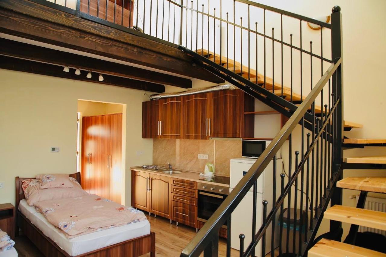 Viktor Vendeghaz Es Apartmanhaz Baktaloranthaza Dış mekan fotoğraf