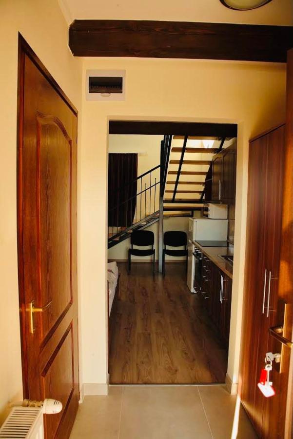 Viktor Vendeghaz Es Apartmanhaz Baktaloranthaza Dış mekan fotoğraf