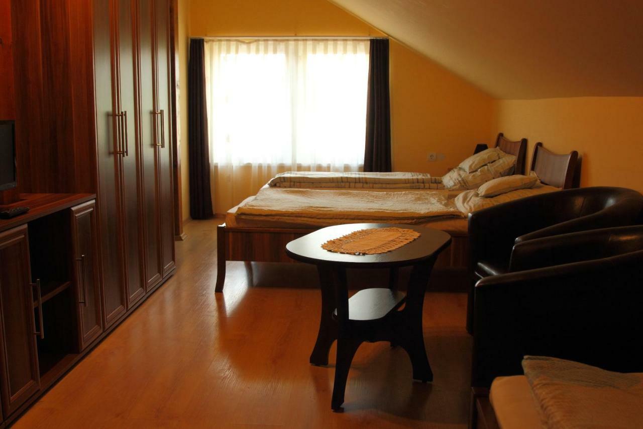 Viktor Vendeghaz Es Apartmanhaz Baktaloranthaza Dış mekan fotoğraf