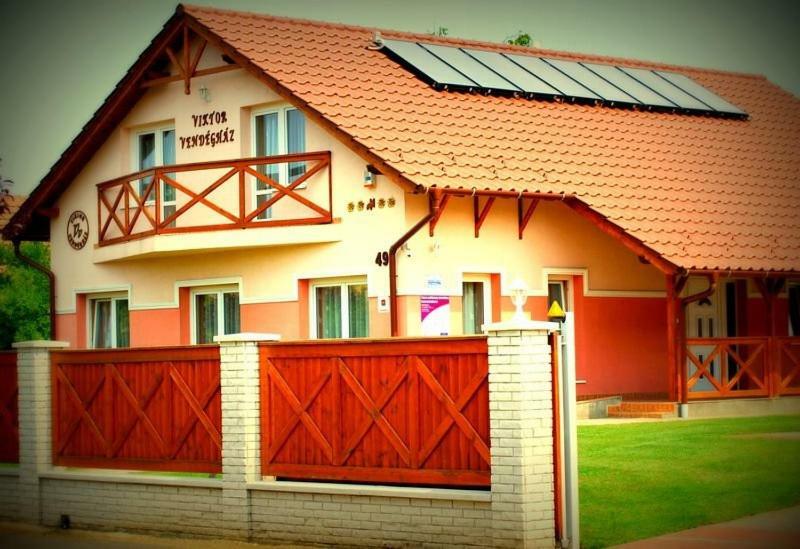 Viktor Vendeghaz Es Apartmanhaz Baktaloranthaza Dış mekan fotoğraf