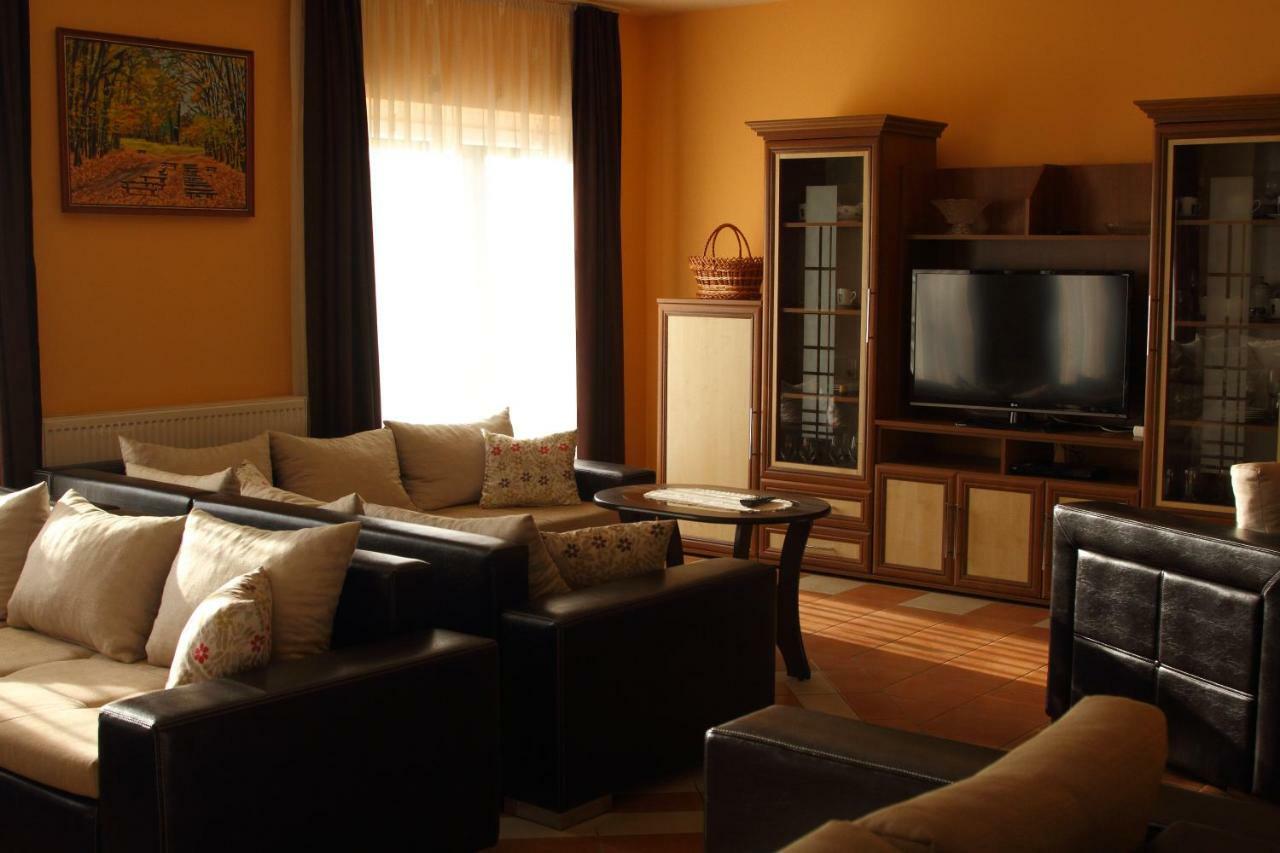 Viktor Vendeghaz Es Apartmanhaz Baktaloranthaza Dış mekan fotoğraf