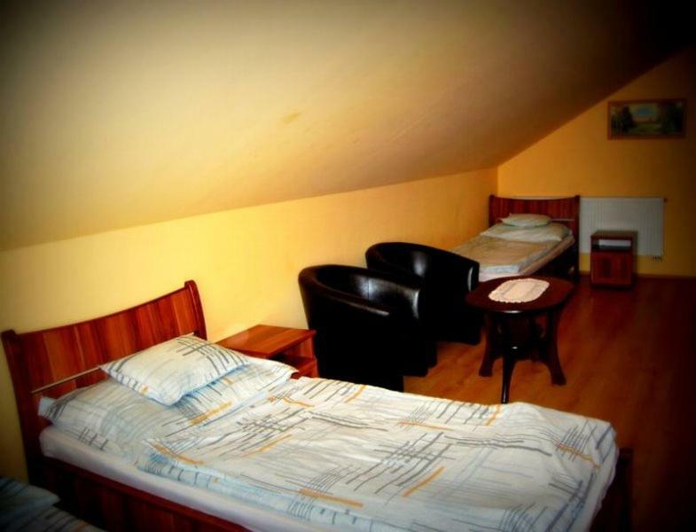 Viktor Vendeghaz Es Apartmanhaz Baktaloranthaza Dış mekan fotoğraf